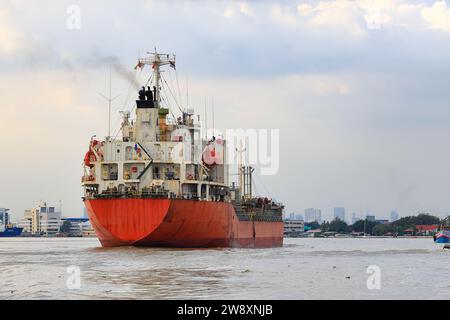 Transatlantico, nave cargo, Thanker che va al porto nella zona del golfo tailandese vicino alla provincia di samutprakarn, Thailandia. Foto Stock