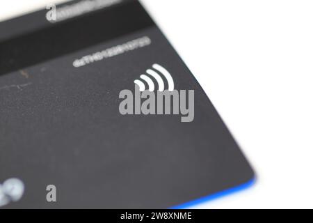 Carta di credito bancaria con tecnologia contactless Pay, carta di credito contactless, segnale Pay WAVE per qualsiasi pagamento stile realistico isolato su sfondo bianco. Foto Stock