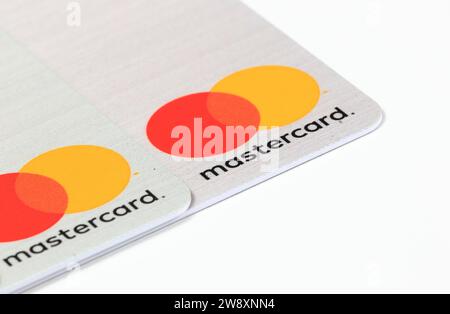 Carte di credito con parte del logo sull'angolo della carta isolate su sfondo bianco. Foto Stock