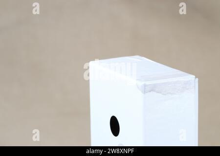 Macchia d'acqua sulla scatola di carta bianca, macchia d'acqua sul contenitore esterno di una scatola di carta bianca. Foto Stock