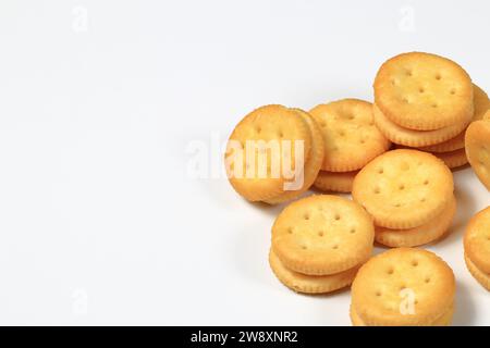 Pila di biscotti rotondi pronti con cracker al formaggio o formaggio isolati su sfondo bianco. Foto Stock