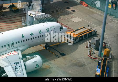 Airplane Tugs, macchina per spingere indietro l'aereo alla rullatura nei servizi di assistenza a terra presso l'Aeroporto Internazionale di Hong Kong, Hong Kong. Foto Stock