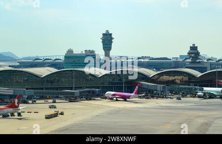 Vista dell'aeroporto internazionale di Hong Kong, parcheggio aereo al gate passeggeri per servire i passeggeri durante il viaggio. Foto Stock