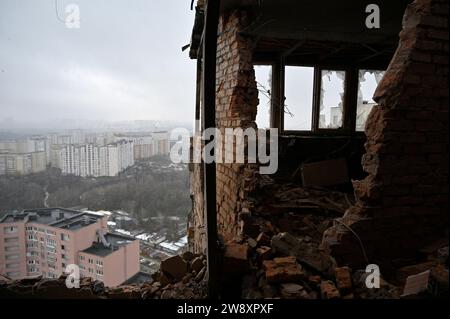 Kiev, Ucraina. 22 dicembre 2023. Vista di un edificio residenziale a più piani danneggiato da schegge di un drone kamikaze abbattuto dell'esercito russo a Kiev. L'esercito russo attaccò l'Ucraina con droni d'attacco Shahed. L'esercito ucraino ha dichiarato di aver distrutto 24 dei 28 droni russi. (Foto di Sergei Chuzavkov/SOPA Images/Sipa USA) credito: SIPA USA/Alamy Live News Foto Stock