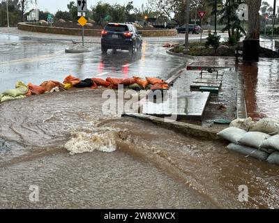 Santa Barbara, California, USA. 21 dicembre 2023. Le inondazioni vengono deviate dalle residenze di Montecito da sacchi di sabbia mentre l'acqua satura la contea di Santa Barbara. Le inondazioni si sono verificate intorno alla città e alle comunità vicine. (Immagine di credito: © Amy Katz/ZUMA Press Wire) SOLO USO EDITORIALE! Non per USO commerciale! Foto Stock