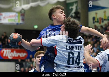 Balingen, Deutschland. 22 dicembre 2023. Elias Huber (HBW Balingen-Weilstetten #7), Lasse Moeller (Flensburg-Handewitt, #64), HBW Balingen-Weilstetten vs. SG Flensburg-Handewitt, Handball, LIQUI MOLY Handball-Bundesliga, Saison 2023-2024, Spieltag 19, 22.12.2023, foto: EIBNER/Florian Schust credito: dpa/Alamy Live News Foto Stock