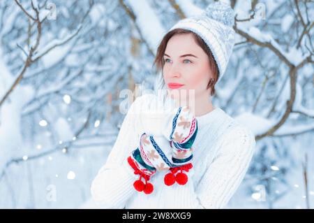 Ritratto di una bella donna che tiene in mano una tazza di tè. Concetto di Natale, feste invernali, passeggiate nei boschi, vacanze. Supporti misti Foto Stock