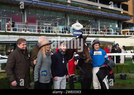 Ascot, Berkshire, Regno Unito. 22 dicembre 2023. Horse Let IT Rain guidato dal fantino Harry Skelton vince la gara Thames Materials Open National Hunt Flat Race ad Ascot Races all'Howden Christmas Racing Weekend. Il proprietario Christophr Greenall. Addestratore Dan Skelton. Allevatore R F Bailey. Sponsor Ladbrokes, The Air Ambulance Service (Warwickshire & Northamptonshire). Credito: Maureen McLean/Alamy Live News Foto Stock