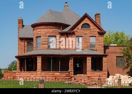 DeKalb, Illinois - Stati Uniti - 15 agosto 2023: Residenza in stile romanico nel centro di DeKalb, Illinois, USA. Foto Stock