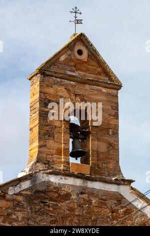 Case, finestre e facciate costruite con pietra calcarea rossa tipica della regione di la Maraguatería a Castilla y León, Spagna Foto Stock