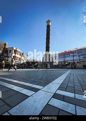 Istanbul, Turkiye - 21 dicembre 2022: La colonna di Costantino fu costruita per l'imperatore romano Costantino il grande per commemorare la dedica di Costantino Foto Stock