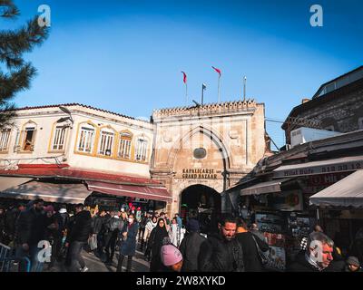 Istanbul, Turkiye - 7 marzo 2023: La porta Beyazit del Grand Bazaar, il più antico e grande complesso commerciale del mondo, costruito nel 1481. Foto Stock