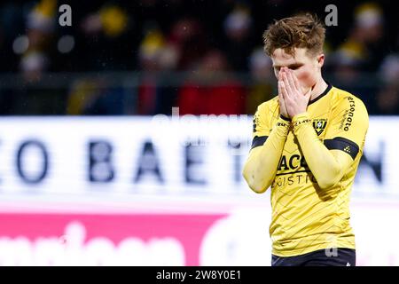 Venlo, Paesi Bassi. 22 dicembre 2023. VENLO, PAESI BASSI - 22 DICEMBRE: Levi Smans di VVV-Venlo sembra deposto durante il Keuken Kampioen Divisie match olandese tra VVV-Venlo e SC Telstar a Covebo Stadion - De Koel il 22 dicembre 2023 a Venlo, Paesi Bassi. (Foto di Broer van den Boom/Orange Pictures) credito: Orange Pics BV/Alamy Live News Foto Stock