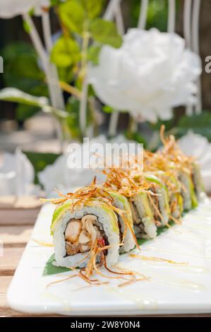 Involtini di sushi giapponesi freschi chiamati Maki Sushi, fotografia gastronomica Foto Stock