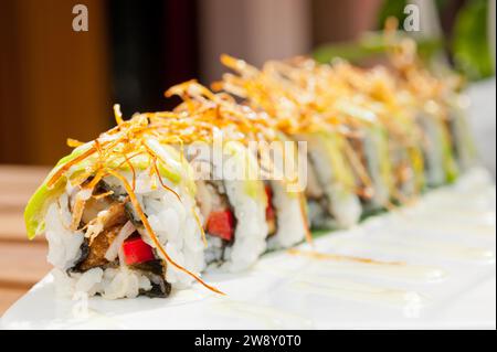 Involtini di sushi giapponesi freschi chiamati Maki Sushi, fotografia gastronomica Foto Stock