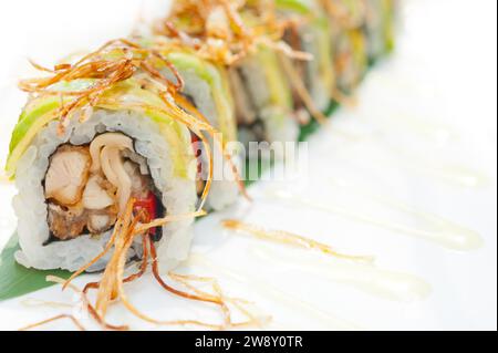 Involtini di sushi giapponesi freschi chiamati Maki Sushi, fotografia gastronomica Foto Stock