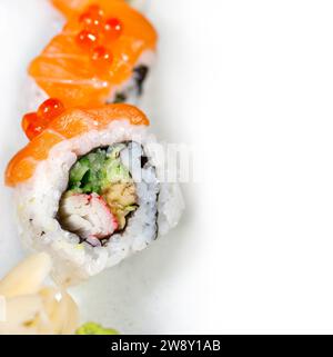 Primo piano macro della scelta di sushi fresco, selezione di assortimento e fotografia gastronomica Foto Stock