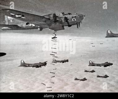 BOEING B-17, FORTEZZE VOLANTI dell'USAF che bombardano attraverso nuvole sopra la Germania su un segnale del leader della formazione che ha usato un radar per trovare l'obiettivo, Foto Stock