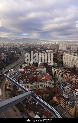 Sofia, provincia di Sofia, Bulgaria 12 11 2023 Vista aerea ampia e ad alto angolo del centro di Sofia con strade, case e alberi, Bulgaria Foto Stock