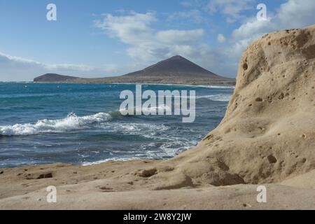 Onde sulla spiaggia di El Medano, Red Mountain, Montana Roja, paradiso dei surfisti, Tenerife, isole Canarie, Isole Canarie, Isole Canarie, Spagna Foto Stock