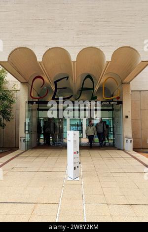 Visitatori all'ingresso del Museo Fundacio Joan Miro, Joan Miro, CEAC, Montjuic, Barcellona, Spagna Foto Stock