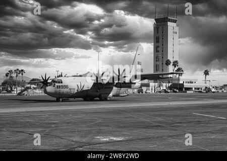 C130 della Marina degli Stati Uniti d'America davanti alla Torre di controllo presso l'aeroporto internazionale di Tucson in Arizona Foto Stock