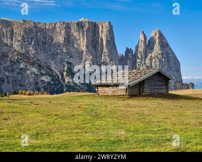 Rifugio alpino di fronte allo Sciliar, cielo autunnale e blu, Alpe di Siusi, Dolomiti, alto Adige Foto Stock