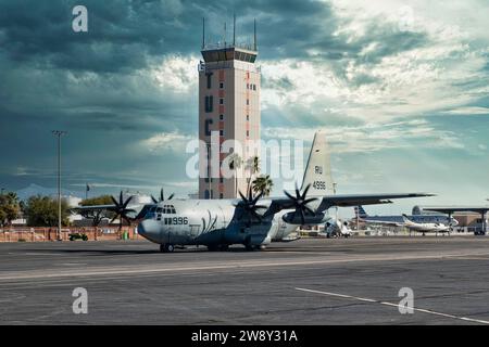 C130 della Marina degli Stati Uniti d'America davanti alla Torre di controllo presso l'aeroporto internazionale di Tucson in Arizona Foto Stock