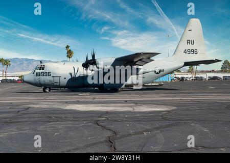 C130 della Marina degli Stati Uniti d'America davanti alla Torre di controllo presso l'aeroporto internazionale di Tucson in Arizona Foto Stock