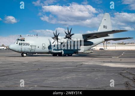 C130 della Marina degli Stati Uniti d'America davanti alla Torre di controllo presso l'aeroporto internazionale di Tucson in Arizona Foto Stock