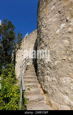 Castello Derneck, rovine medievali del castello, scale, corrimano, ringhiere, muratura, pietra, cielo blu, Degeneck, castello con muro di scudo in posizione di sperone dal Foto Stock