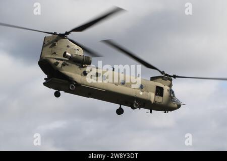 D-483, un elicottero pesante Boeing CH-47F Chinook operato dalla Royal Netherlands Air Force (RNLAF), in partenza dalla RAF Fairford nel Gloucestershire, Inghilterra dopo aver partecipato al Royal International Air Tattoo 2023 (RIAT 2023). Foto Stock