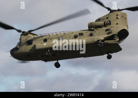 D-483, un elicottero pesante Boeing CH-47F Chinook operato dalla Royal Netherlands Air Force (RNLAF), in partenza dalla RAF Fairford nel Gloucestershire, Inghilterra dopo aver partecipato al Royal International Air Tattoo 2023 (RIAT 2023). Foto Stock