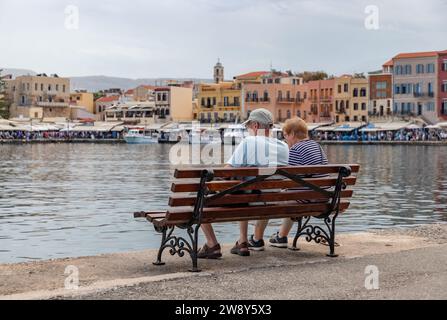 Una foto di una coppia anziana seduta su una panchina a Chania. Foto Stock