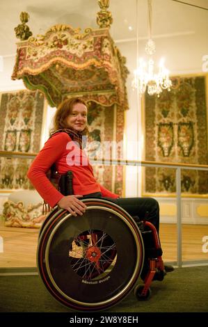 Sedia a rotelle nella sala termale del castello di Moritzburg Foto Stock