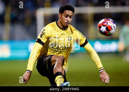 Venlo, Paesi Bassi. 22 dicembre 2023. VENLO, PAESI BASSI - 22 DICEMBRE: Dylan Timber di VVV-Venlo cala la palla durante la partita olandese Keuken Kampioen Divisie tra VVV-Venlo e SC Telstar al Covebo Stadion - De Koel il 22 dicembre 2023 a Venlo, Paesi Bassi. (Foto di Broer van den Boom/Orange Pictures) credito: Orange Pics BV/Alamy Live News Foto Stock