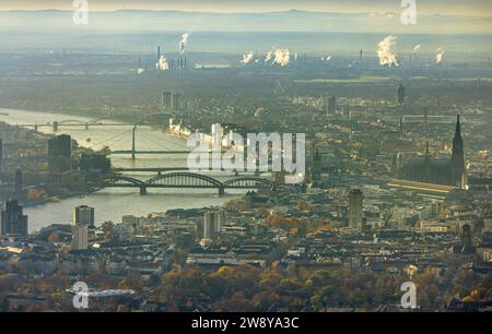 Luftbild, Kranhäuser im Rheinauhafen Wohnquartier und Gewerbegebiet am Fluss Rhein, Hohenzollernbrücke, Deutzer Brücke und Severinsbrücke, hinten Hochhäuser Wohnpark Bayenthal, Altstadt, Köln, Rheinland, Nordrhein-Westfalen, Deutschland ACHTUNGxMINDESTHONORARx60xEURO *** Vista aerea, gru nel quartiere residenziale Rheinauhafen e nella zona commerciale sul Reno, ponte Hohenzollern, ponte Deutzer e ponte Severins, dietro edifici a grattacieli parco residenziale Bayenthal, città vecchia, Colonia, Renania settentrionale-Vestfalia, Germania ACHTUNGxMINDESTHONORARx60xEURO Foto Stock