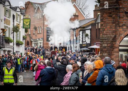 Lymm Dickensian Day 2023. Persone vestite in costume dickensiano; bancarelle per le strade; intrattenimento di strada; centinaia di persone riempiono le strade per la gioia Foto Stock