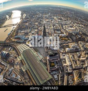 Luftbild, City und Altstadt Übersicht mit Kölner Dom und Hauptbahnhof, Gleisbogen DB Werk Betriebsbahnhof, Erdkugel, Fisheye Aufnahme, Fischaugen Aufnahme, 360 Grad Aufnahme, piccolo mondo, piccolo pianeta, fisheye Bild, Altstadt, Köln, Renania, Nordrhein-Westfalen, Deutschland ACHTUNGxMINDESTHONORARx60xEURO *** Vista aerea, città e centro storico con cattedrale di Colonia e stazione principale, deposito impianto DB track Arch, globo terrestre, immagine fisheye, immagine a 360 gradi, mondo minuscolo, piccolo pianeta, immagine fisheye, città vecchia, Colonia, Renania, Renania settentrionale-Vestfalia, Germania ATTENTIONxMINDESTHONORARx60xEUR Foto Stock