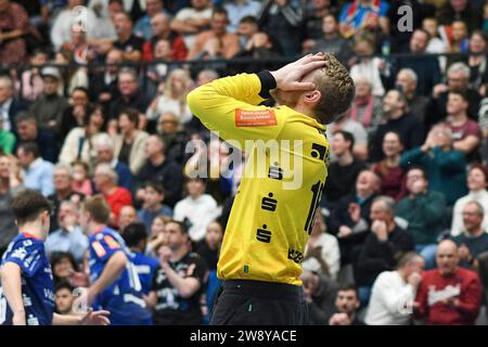 Balingen, Deutschland. 22 dicembre 2023. Mario Ruminsky (HBW Balingen-Weilstetten #16), HBW Balingen-Weilstetten vs. SG Flensburg-Handewitt, Handball, LIQUI MOLY Handball-Bundesliga, Saison 2023-2024, Spieltag 19, 22.12.2023, foto: EIBNER/Florian Schust credito: dpa/Alamy Live News Foto Stock