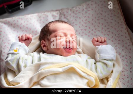 Un nuovo membro della famiglia reagisce con la luce solare e il sorriso sul viso, inizia un nuovo viaggio e una nuova storia Foto Stock