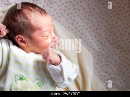 Un nuovo membro della famiglia reagisce con la luce solare e il sorriso sul viso, inizia un nuovo viaggio e una nuova storia Foto Stock