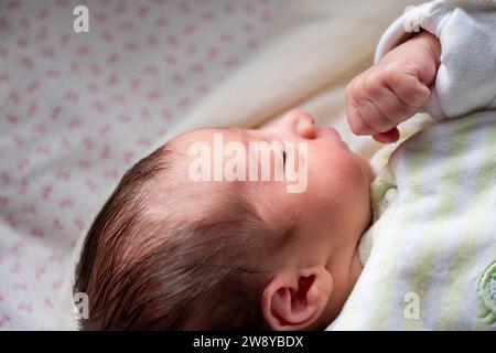 Un nuovo membro della famiglia reagisce con la luce solare e il sorriso sul viso, inizia un nuovo viaggio e una nuova storia Foto Stock