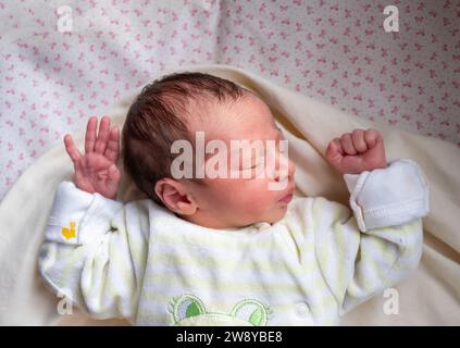 Un nuovo membro della famiglia reagisce con la luce solare e il sorriso sul viso, inizia un nuovo viaggio e una nuova storia Foto Stock