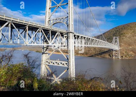 Il Bear Mountain Bridge si trova nella valle del fiume Hudson, nello stato di New York Foto Stock
