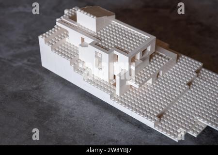 il moderno modello di casa fatto di blocchi rappresenta la struttura di una casa moderna come progetto di studio di architettura Foto Stock