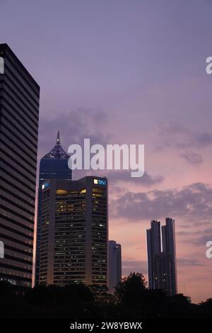 Stazione Sudirman, Giacarta, 19 dicembre 2023 - la sera, dai grattacieli, sembra bellissimo Foto Stock