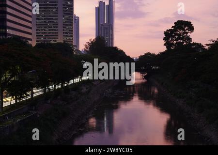 Stazione Sudirman, Giacarta, 19 dicembre 2023 - la sera, dai grattacieli, sembra bellissimo Foto Stock