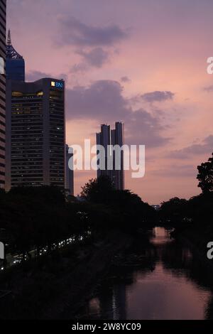 Stazione Sudirman, Giacarta, 19 dicembre 2023 - la sera, dai grattacieli, sembra bellissimo Foto Stock