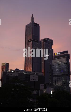 Stazione Sudirman, Giacarta, 19 dicembre 2023 - la sera, dai grattacieli, sembra bellissimo Foto Stock